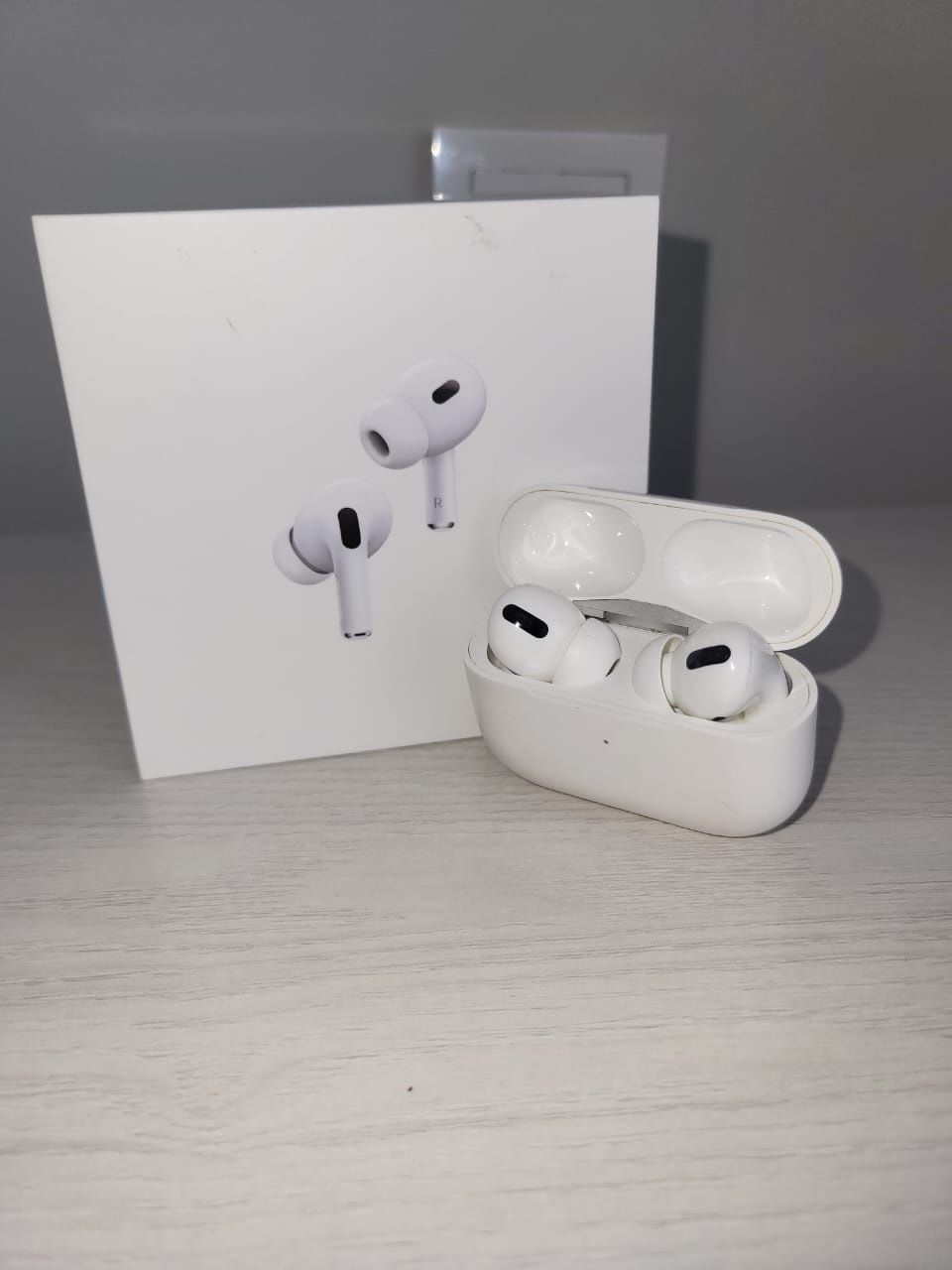 Наушники Apple AirPods Pro with Lightning белый