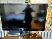 Продам телевизор LG  3D, приставку плейстейшн + 2 пульта и диски