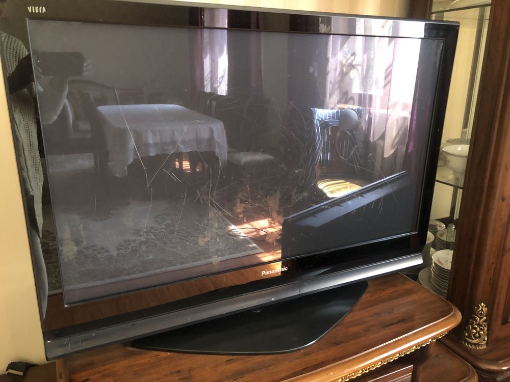 Продам телевизор  “Panasonic” , черного цвета.