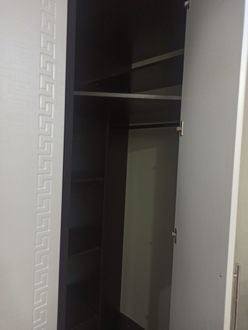 Продаю шкаф, состоящий из 2 угловых шкафов и 1 платяного шкафа