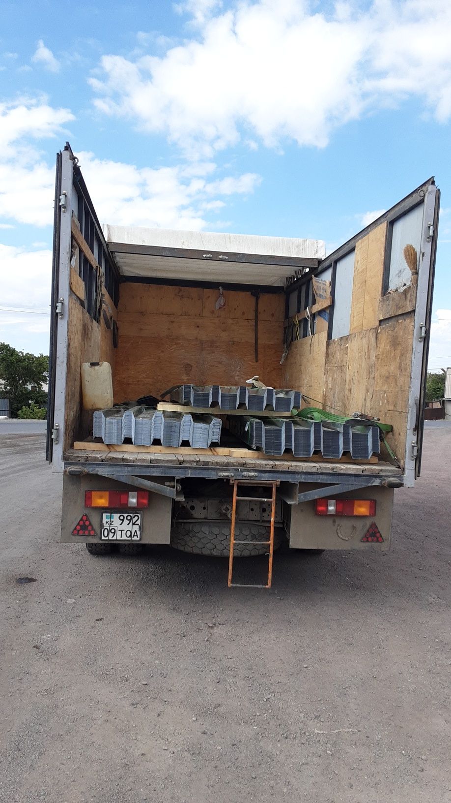 Грузоперевозки 5-6 тонн 25 кубов по Казахстану.