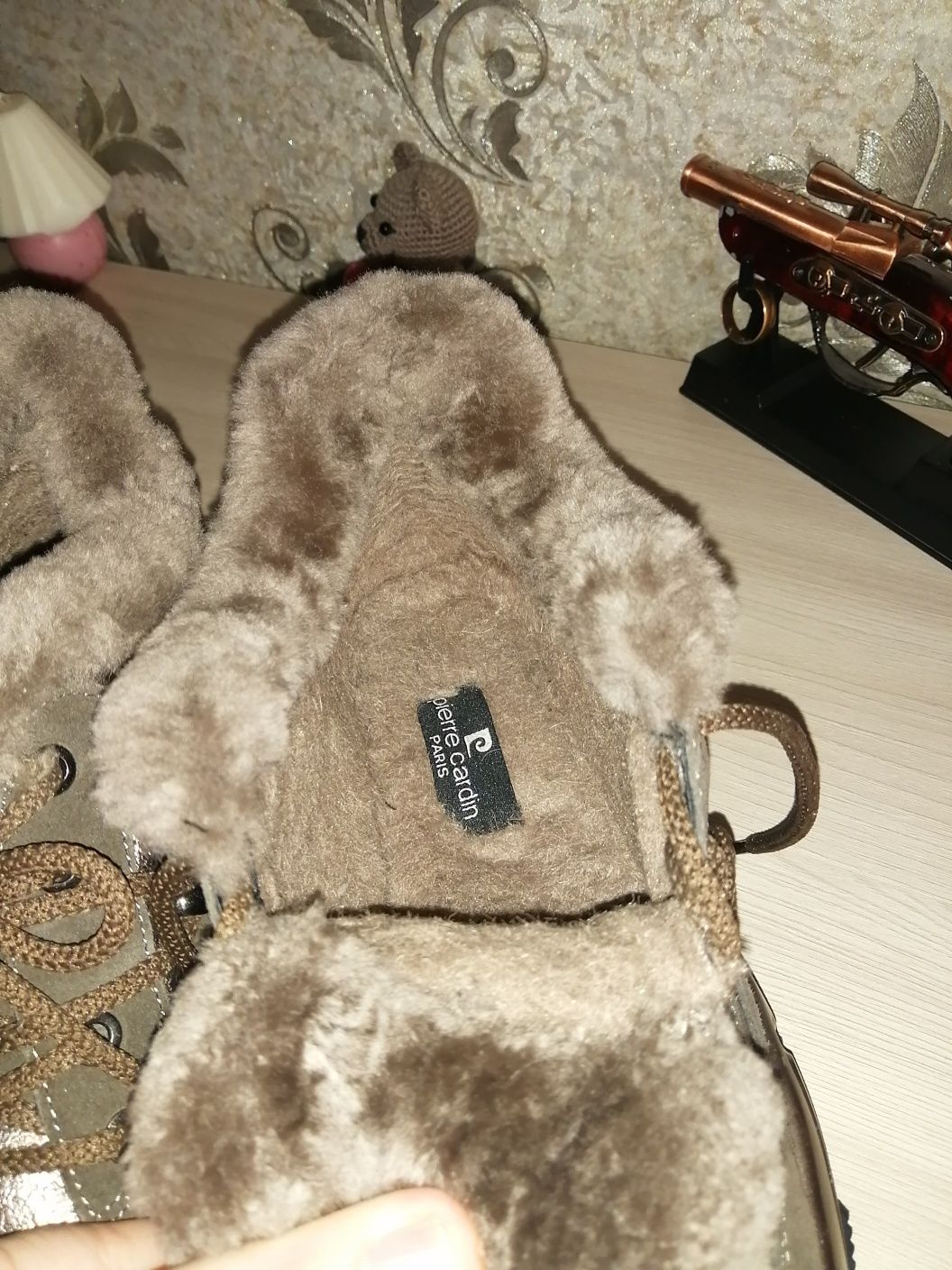 Продам женские зимние кроссовки