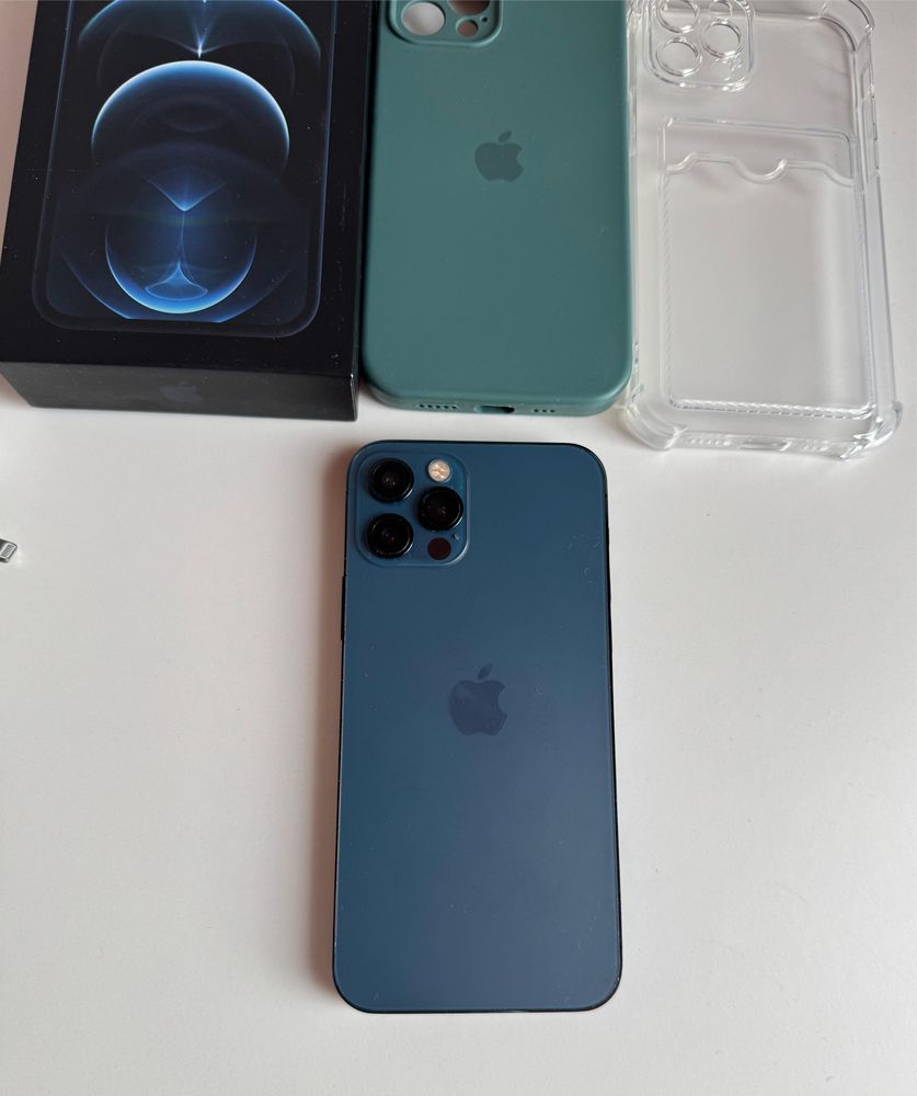 В одних руках 12 pro 256gb