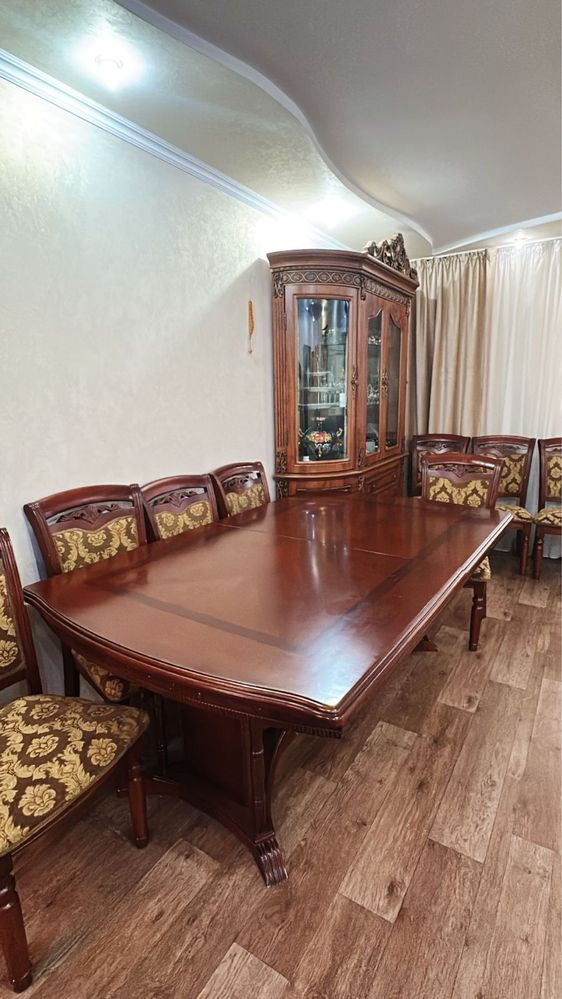 Продам стол из натурального дуба со стульями