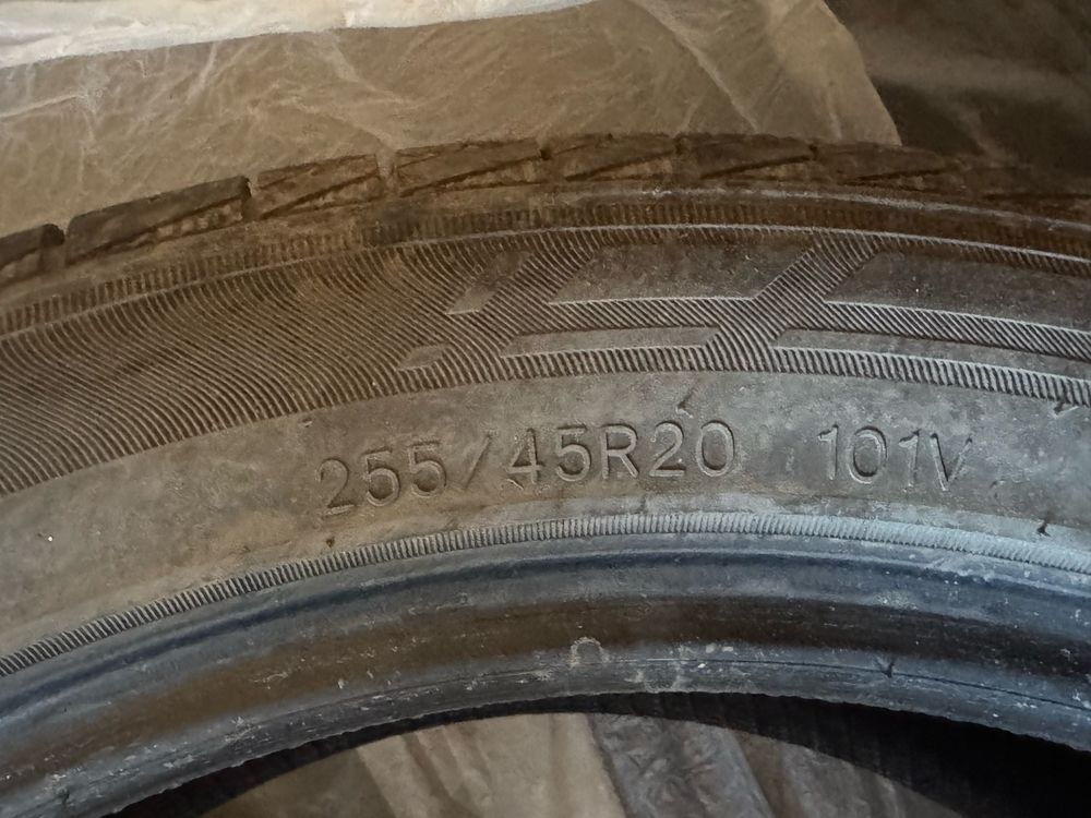 Продам 4 летний резины 255/45R20