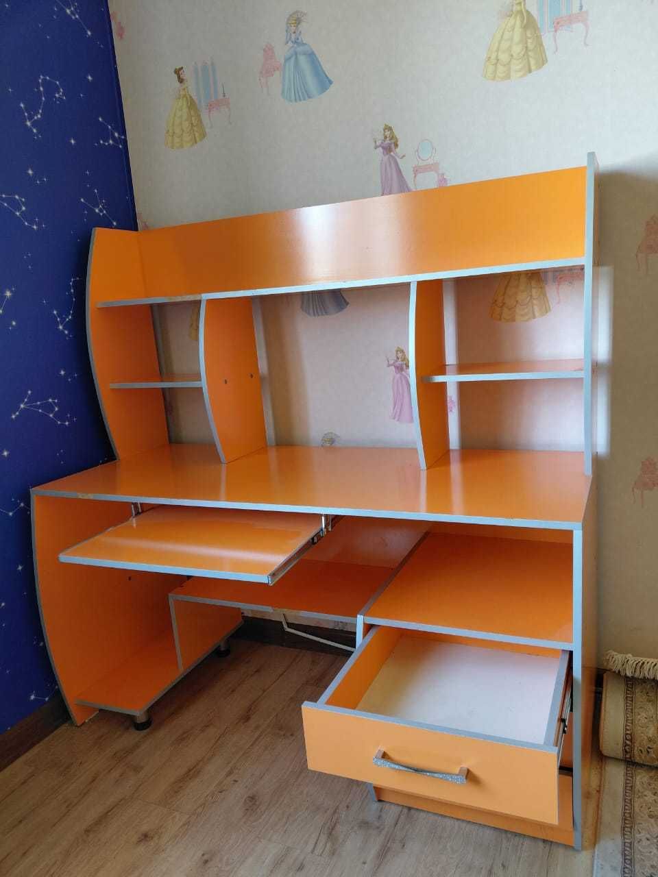Письменный компьютерный стол