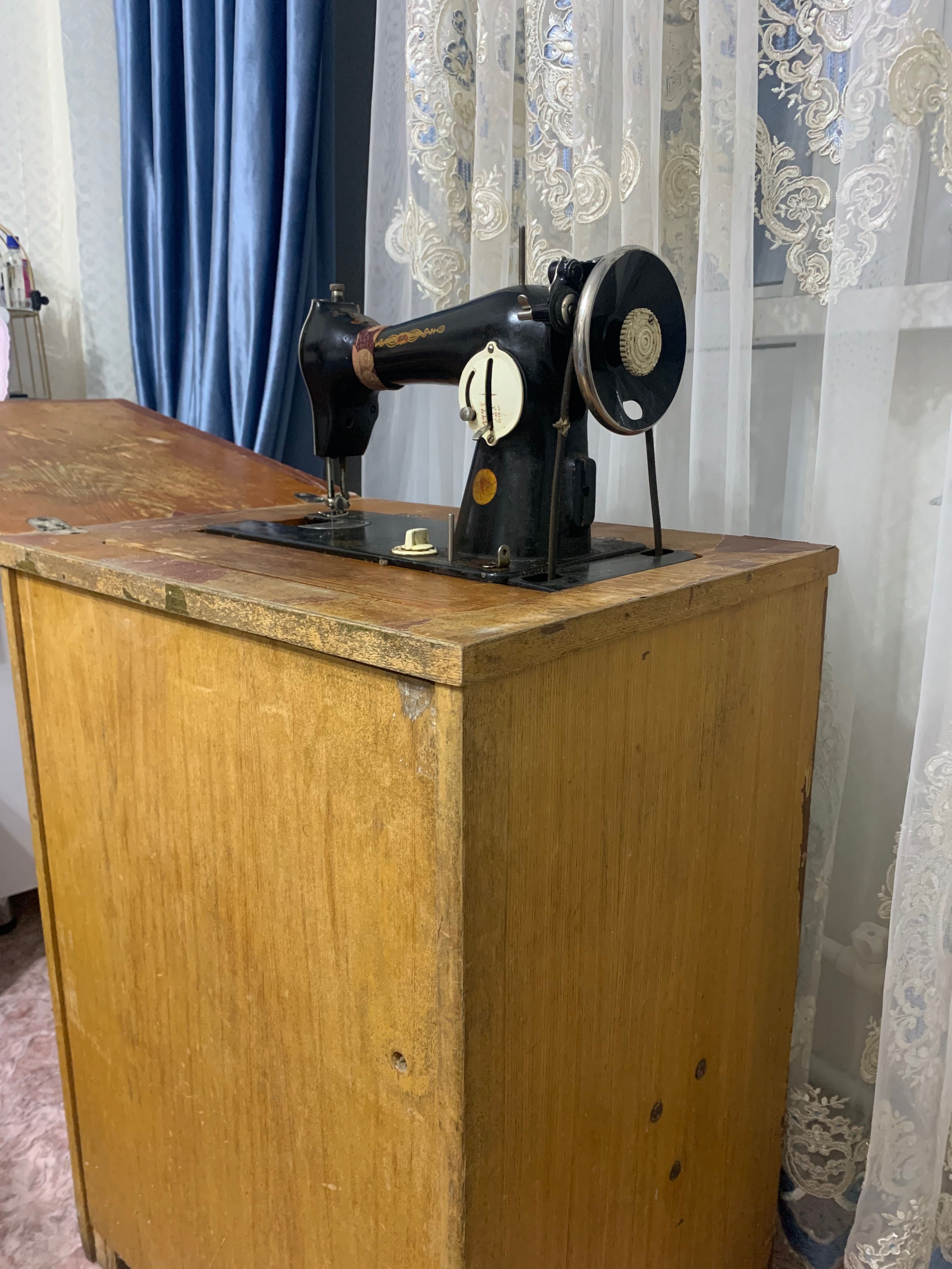 Машинка для сшитья на педальке