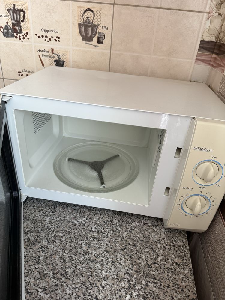 Микроволновка в хорошем состоянии.