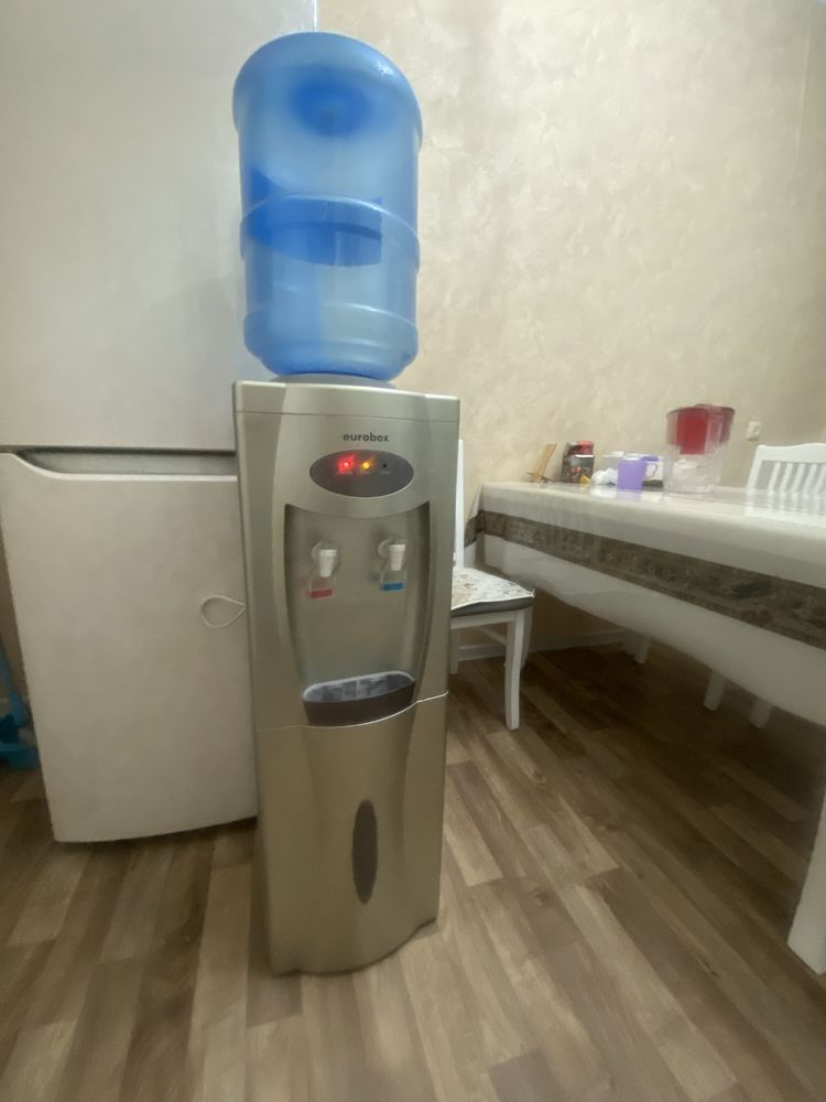 Диспенсер куллер с полкой