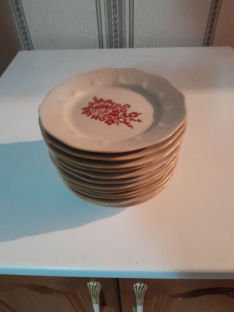 Продам фарфоровые тарелки, чайники, сахарницы