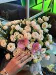 Продам свежие цветы. Вчера подарили на день рождения. Прям свежие.