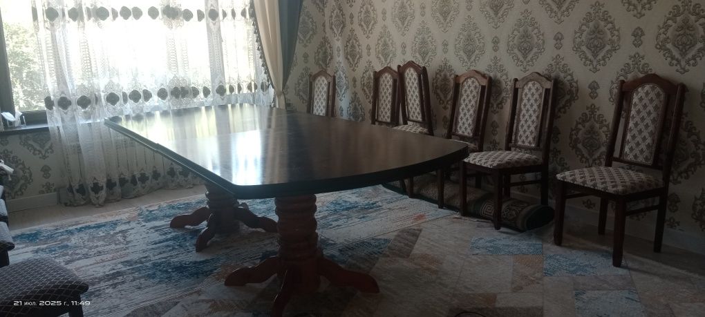 Стол для гостевой