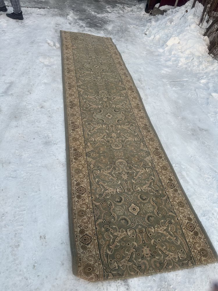 стол 6 стуля за 35000 диван 10000.  Ковры по 15000 и дорожки