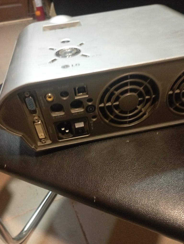 Продам проектор LG