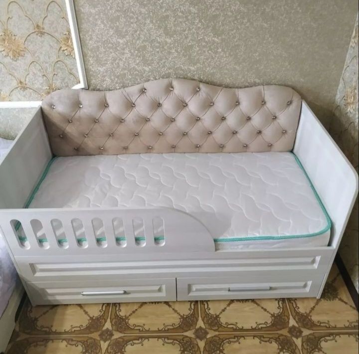 Продам шикарную детскую кровать с матрасом.