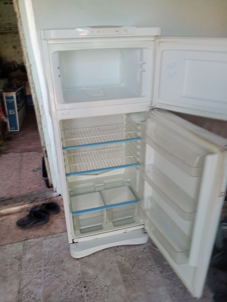 Продам двухкамерный холодильник есть Индезит морозит доставка