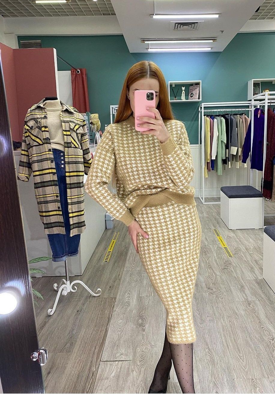 Элегантный костюм с юбкой