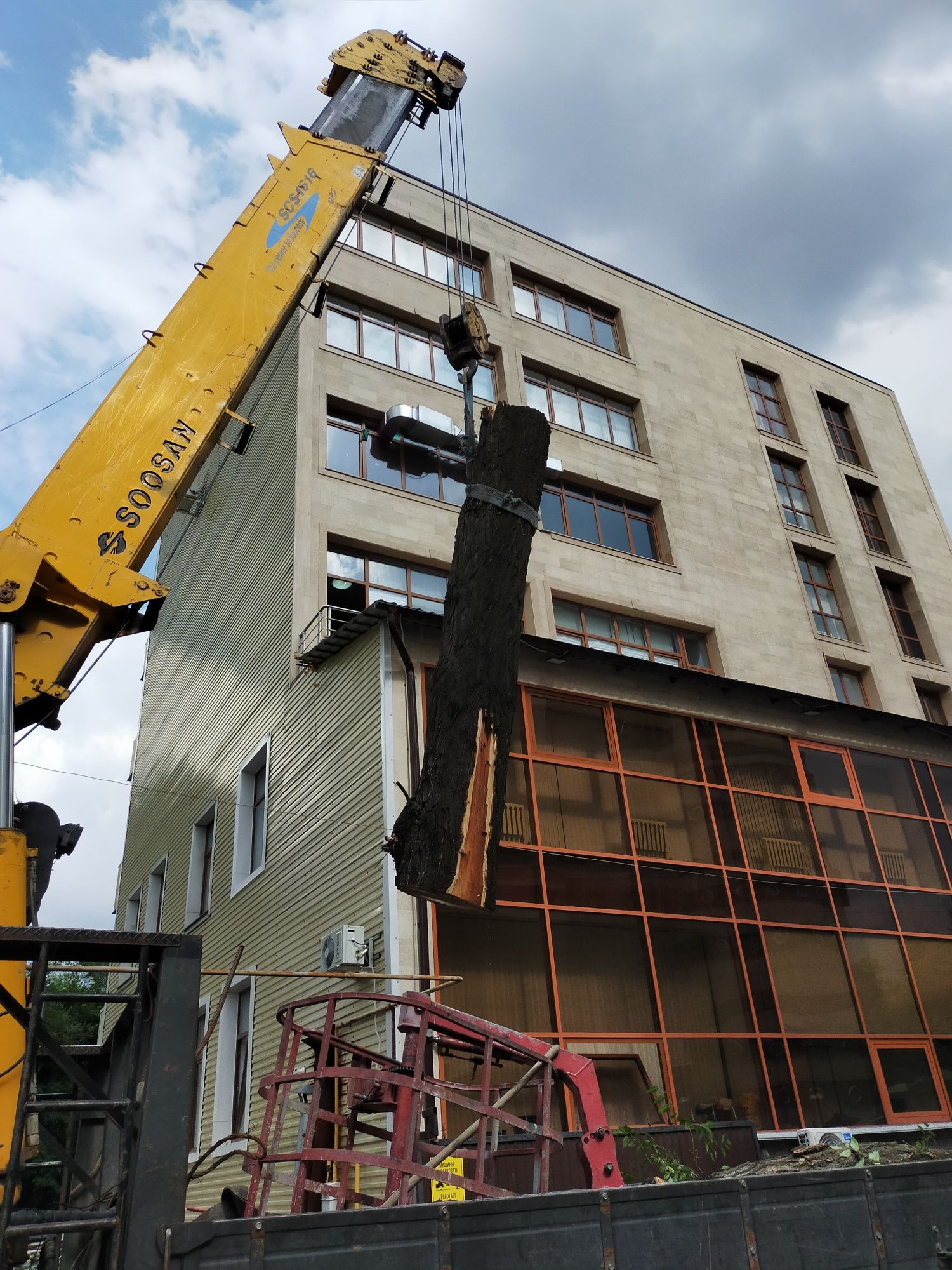 Демонтаж снос старых домов.планировка участки. вывоз веток и мусор ,