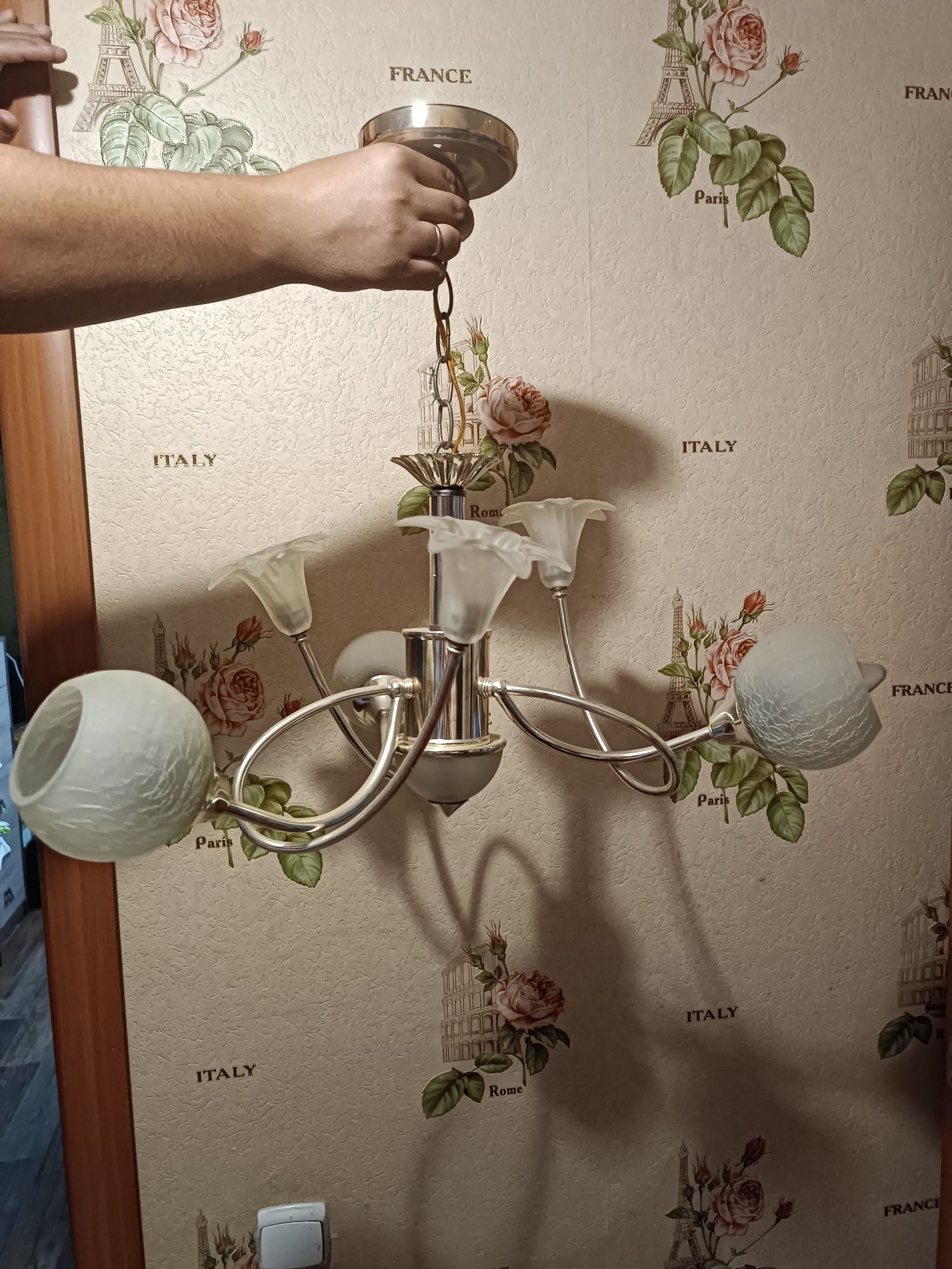 Продам люстру срочно