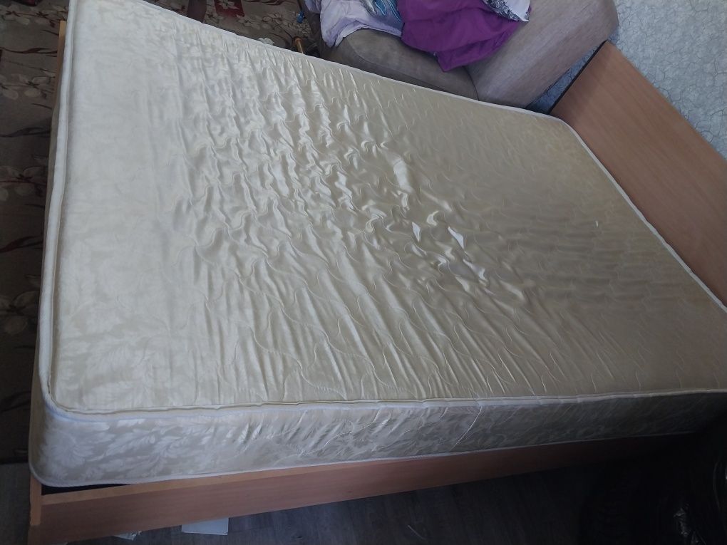 Продам двуспальную кровать