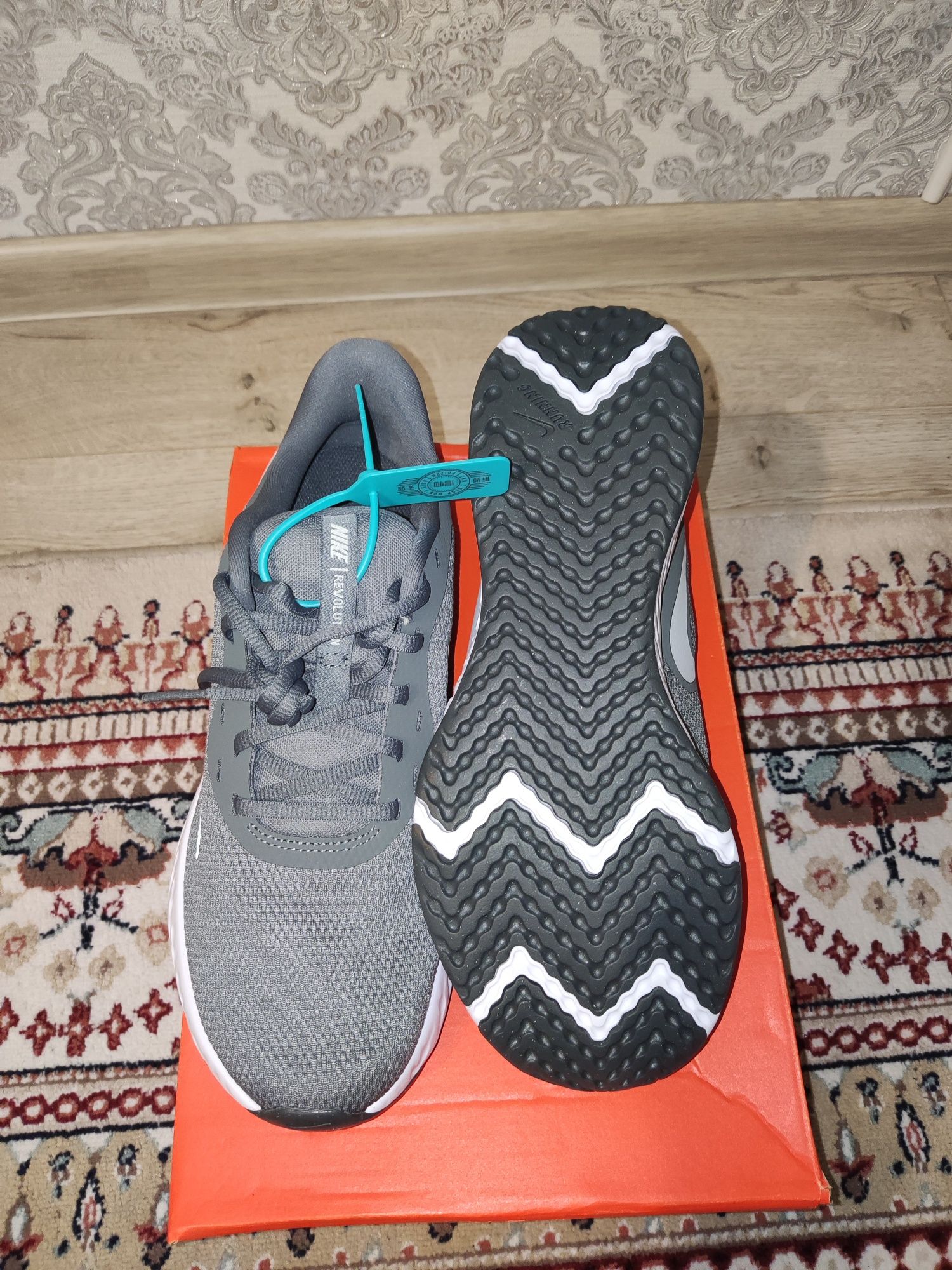 Распродажа Nike revolution 5 размеры 40 / 40.5 / 41  Найки оригинал