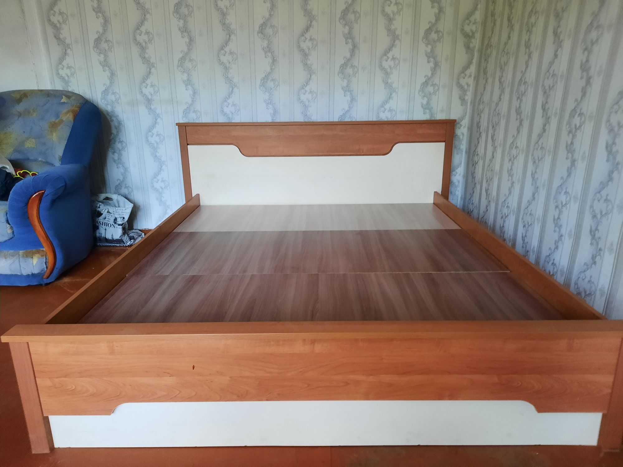 Продам двуспальную кровать
