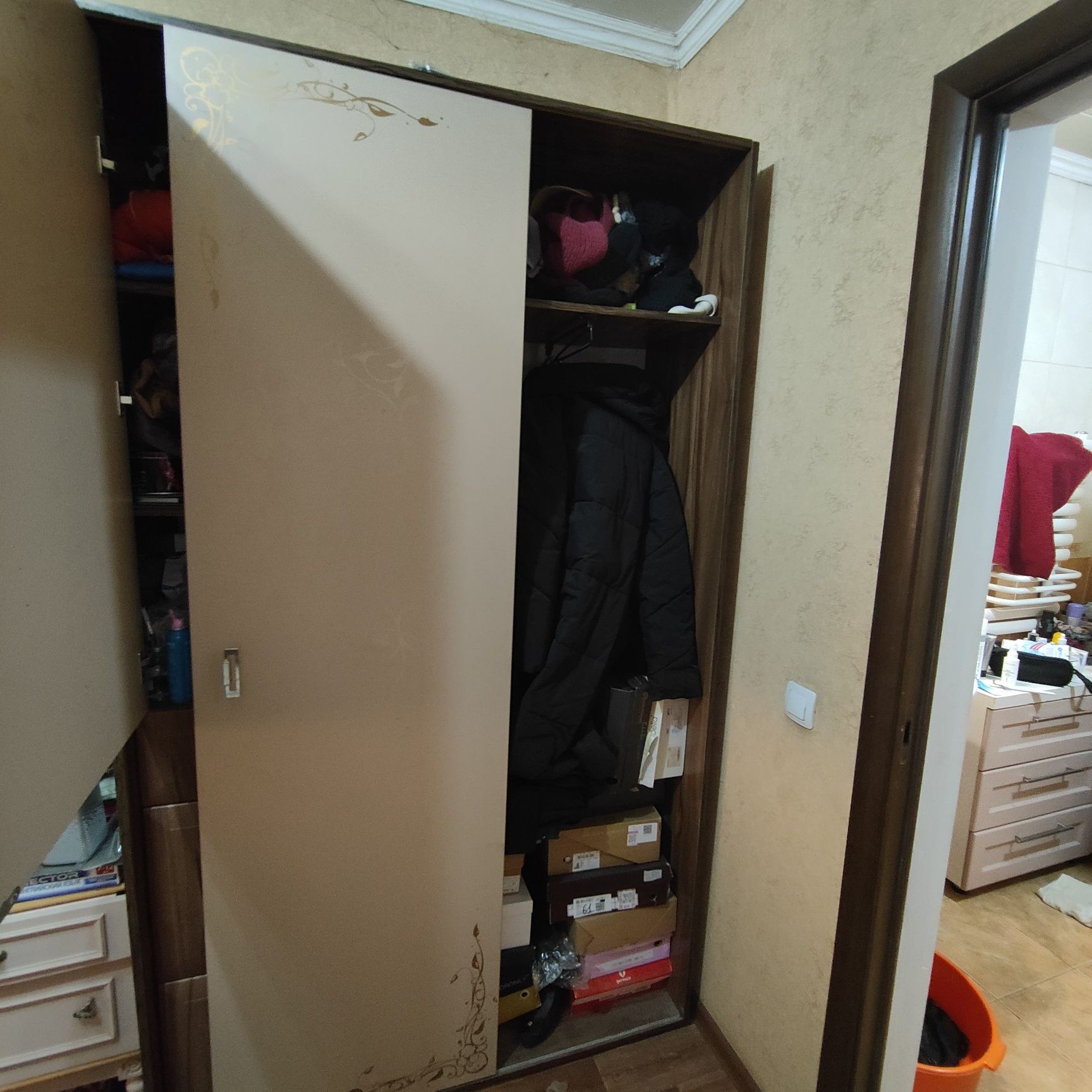 Шкаф с зеркалом в прихожую