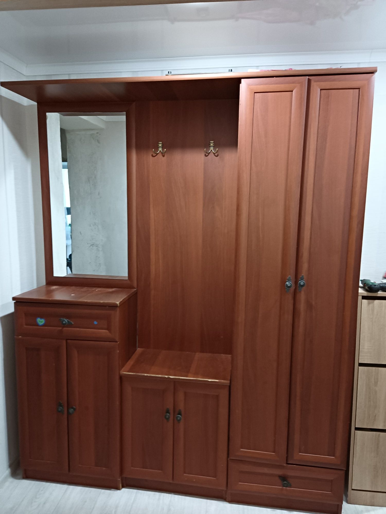 Шкаф в прихожую б/у