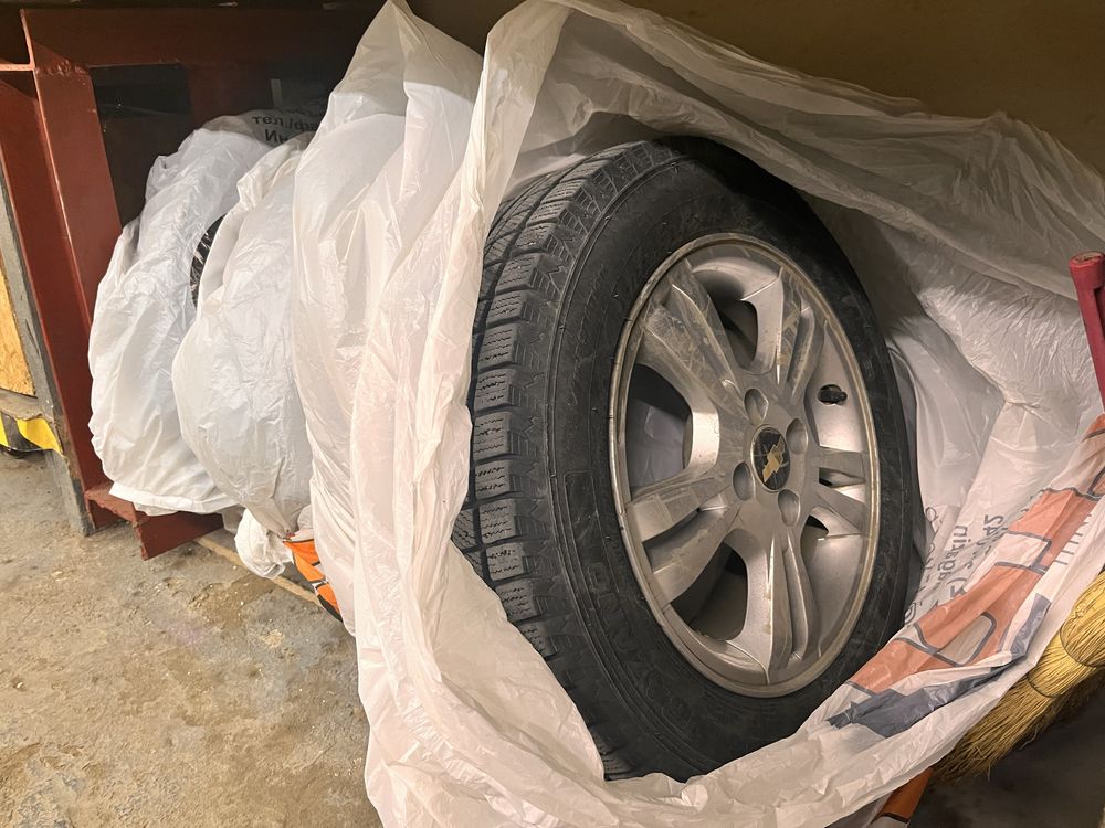 Продаю шины с диской r15 .185/65,зимний в хорошем состояние