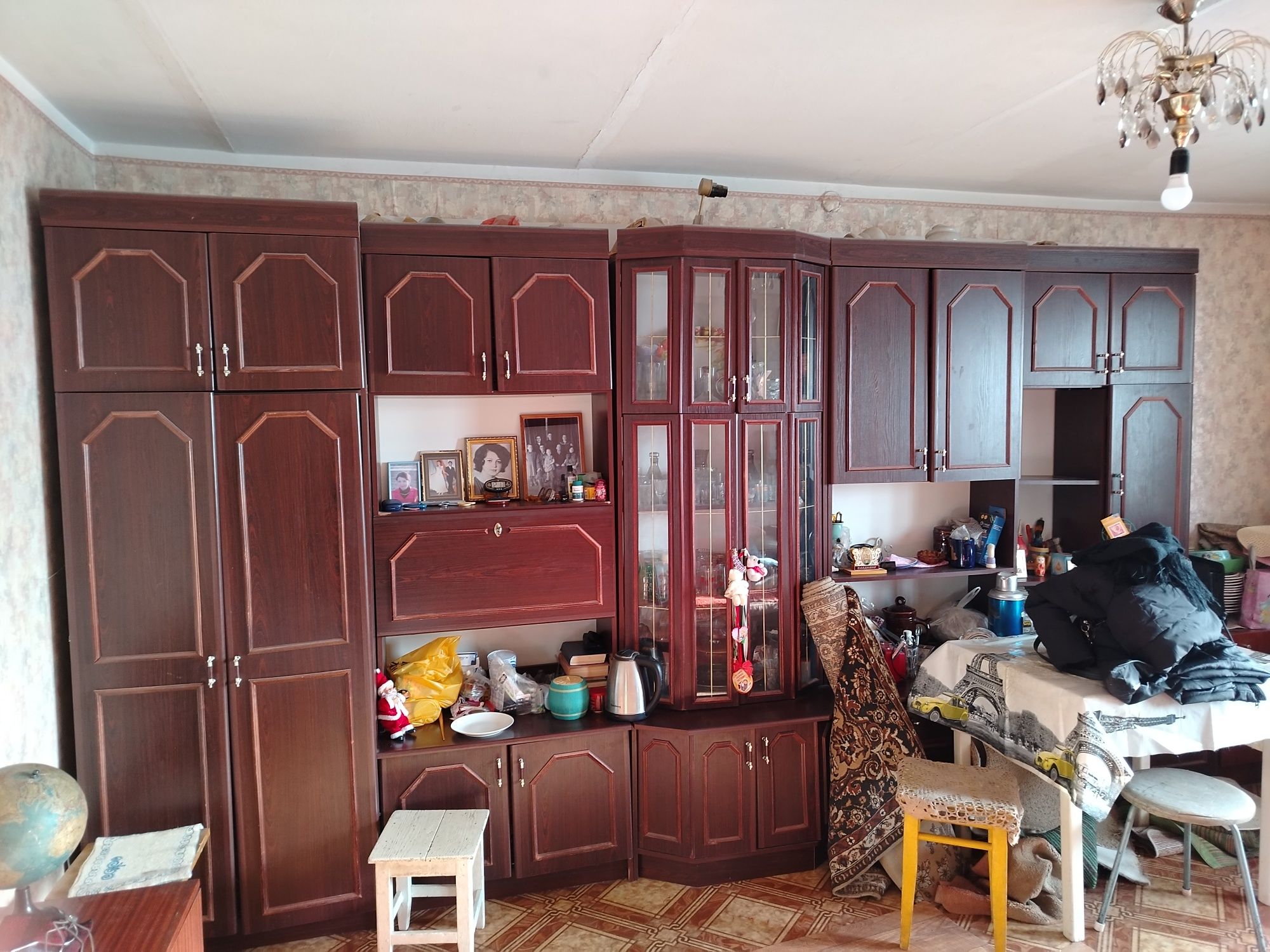 Столы, тумбочки,стенка, шкафы