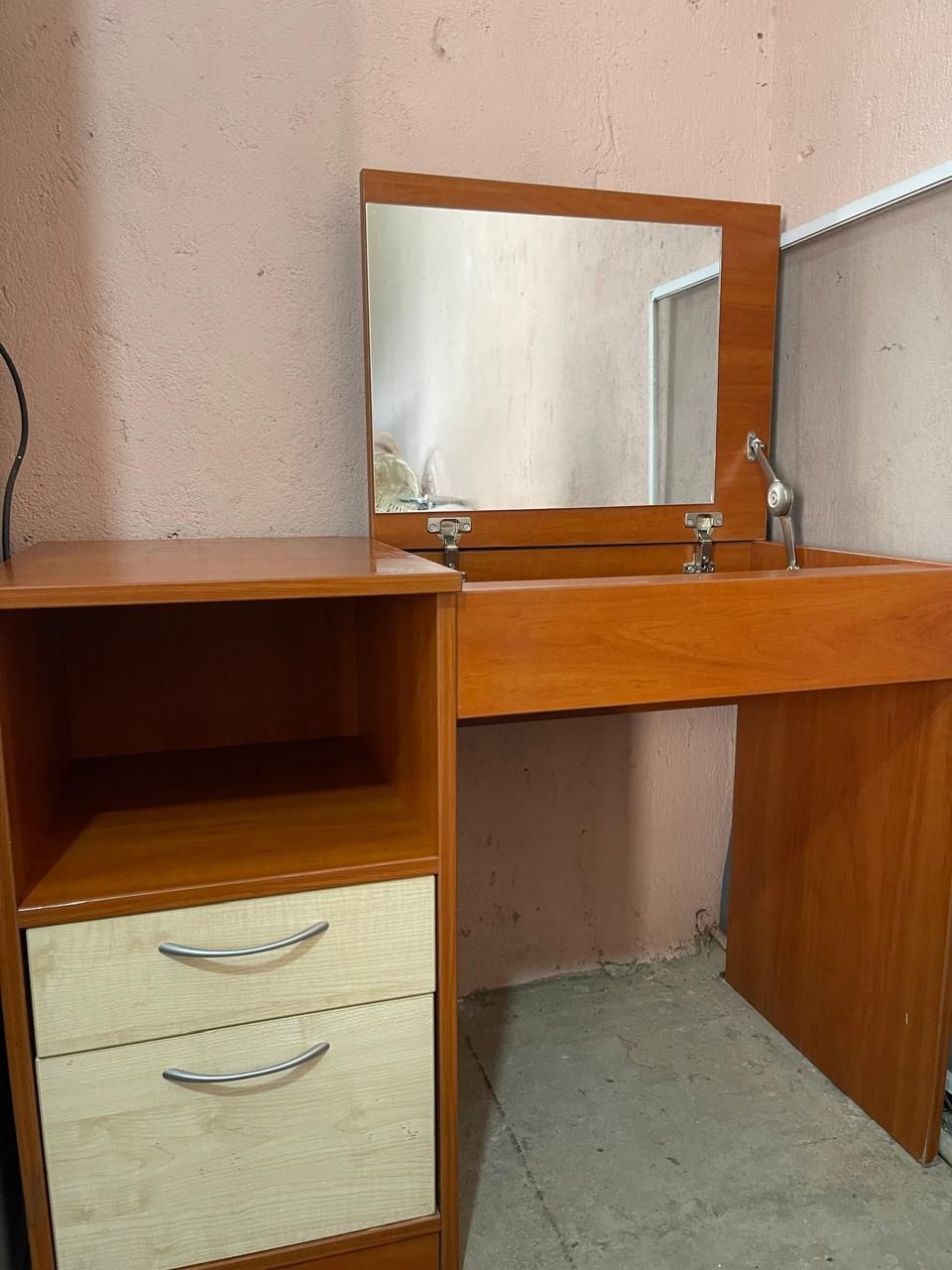 Продам прихожку и косметический столик