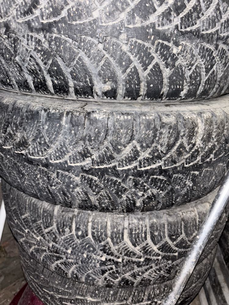 Покрышки 185/65R15 зимние резины. В хорошем состоянии.