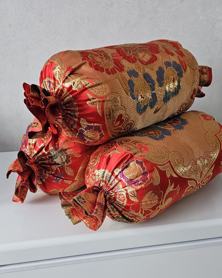 Продам подушки в форме конфетки. 
Подушки твердые, материал парча. 
5