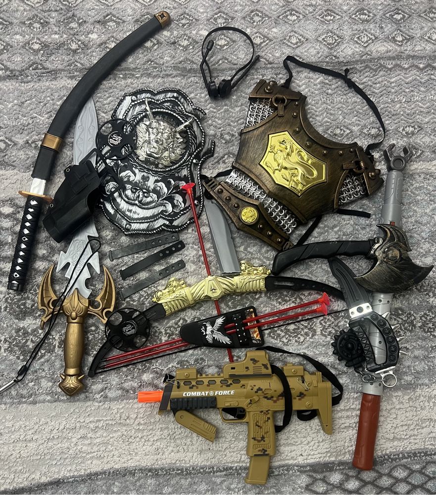 Продам камуфляжный костюм и много игрушек