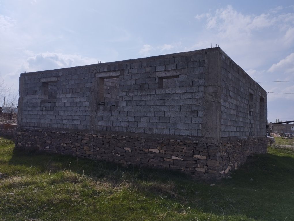 Жер телімі (участок), басталған үйімен