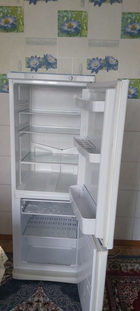 Продам  новый морозильник,холодильник IndesitБ/У