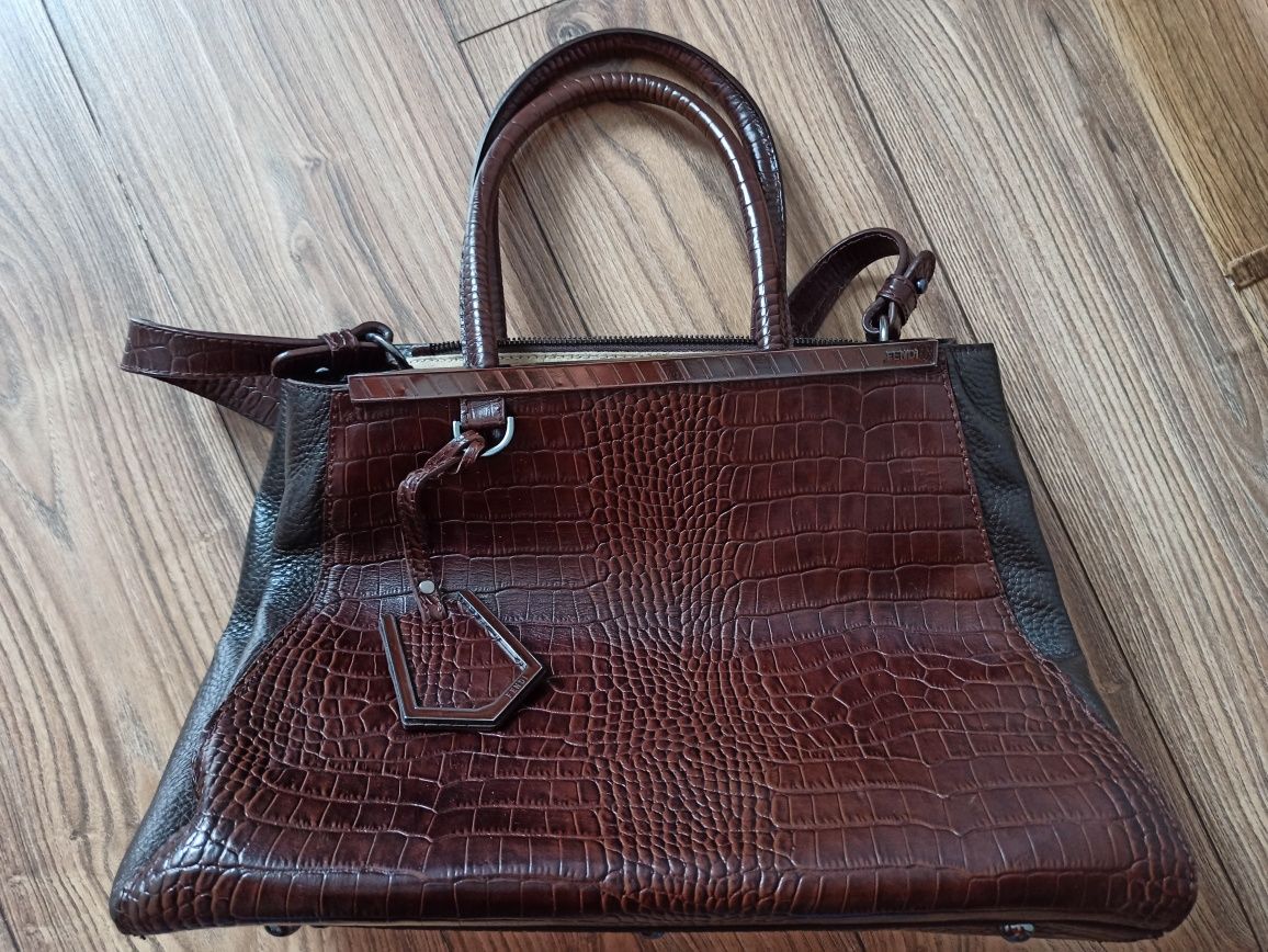 Продам чисто кожаную сумку Fendi