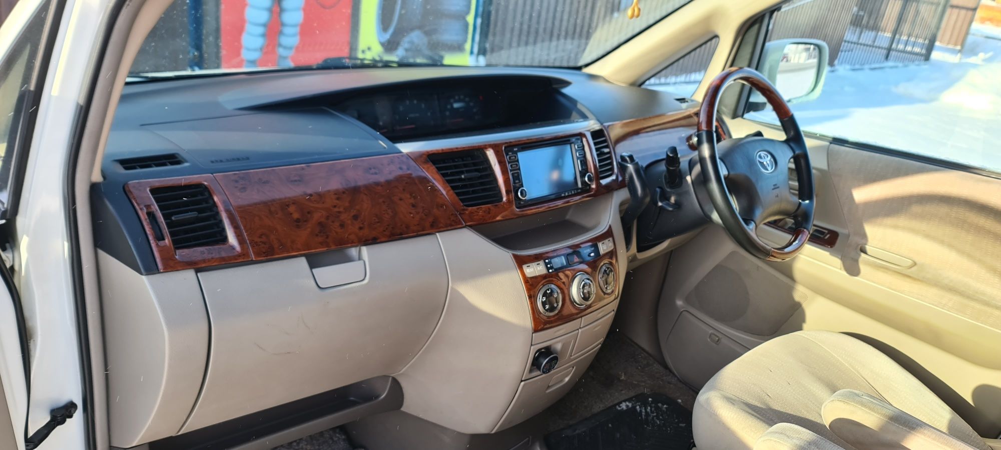 Продам японский минивен TOYOTA NOAH 2004г. 2.0, 4-АКПП.