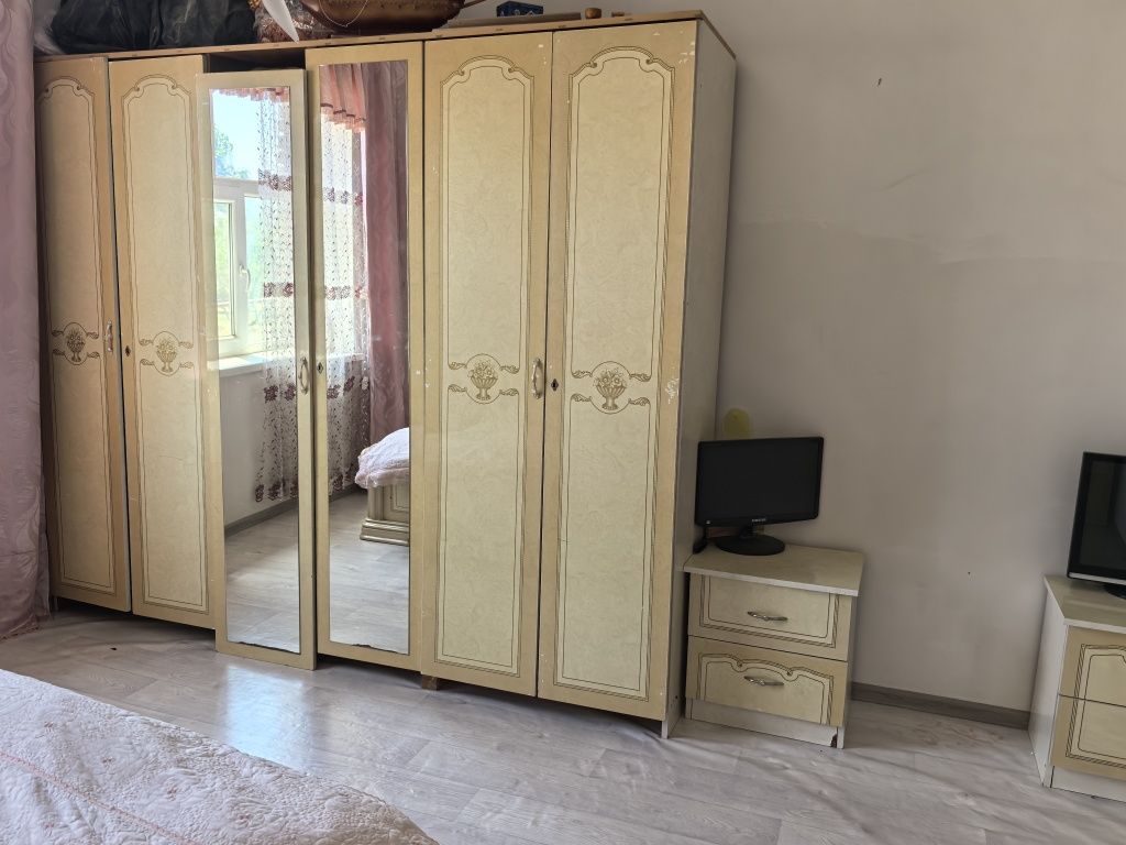 Шифонер, кровать, прихожка