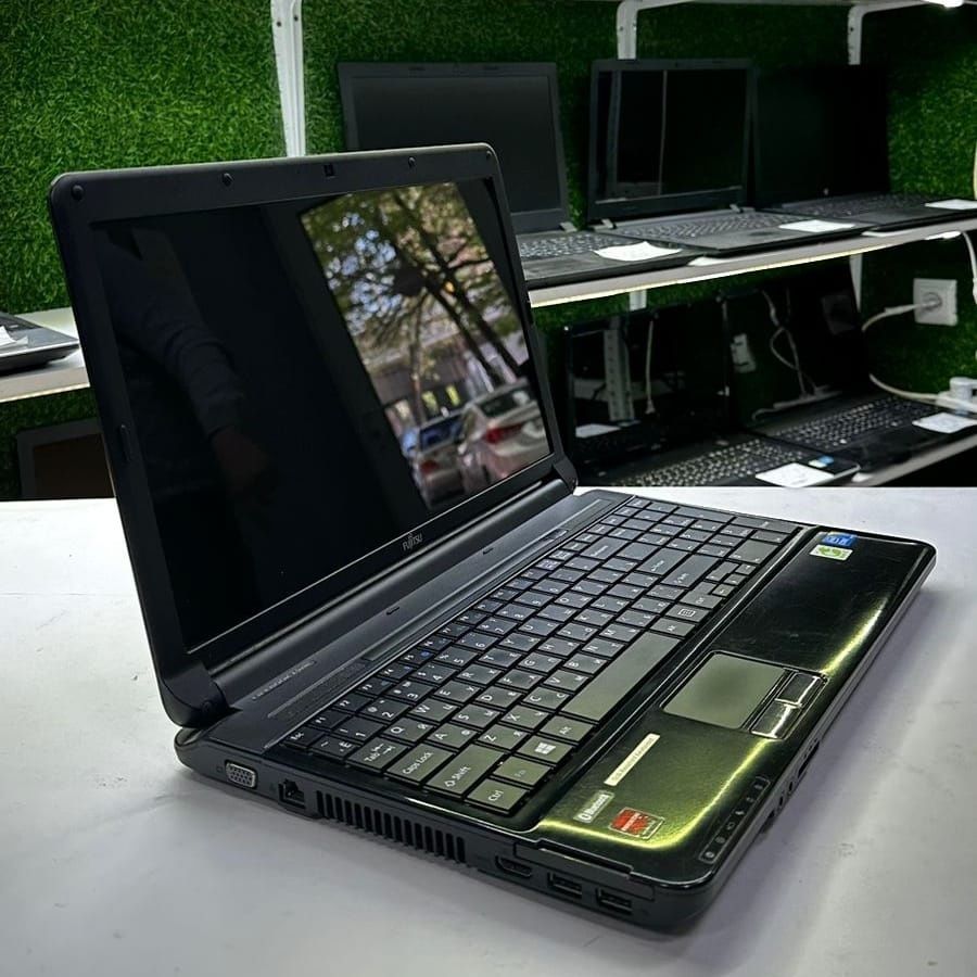 Бюджетный практичный ноутбук Fujitsu 530 Core i3/ОЗУ4Gb/SSD 120G+320Gb