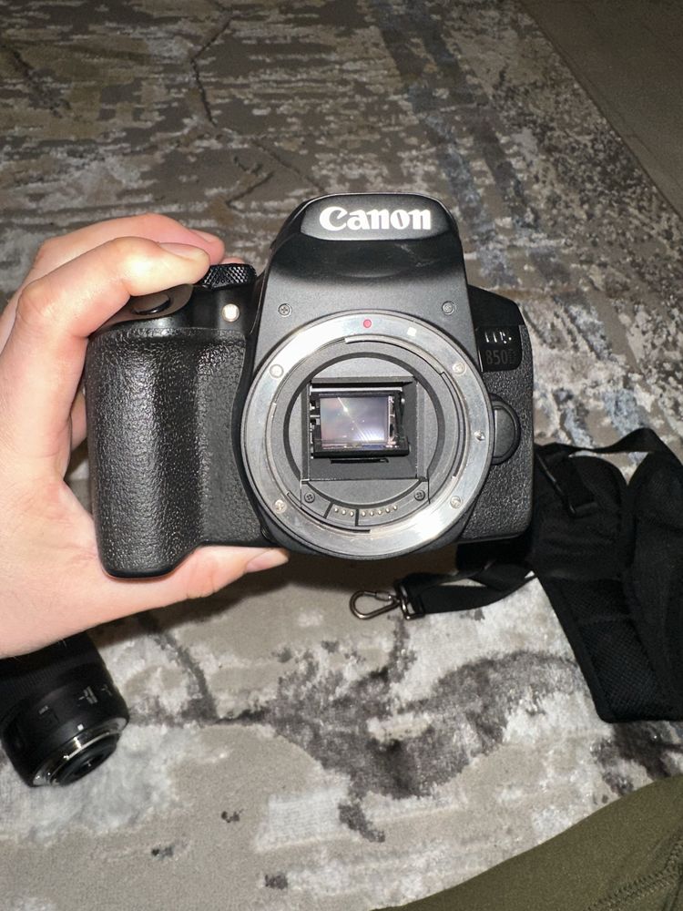 Продам фотоаппарат Canon EOS 850D