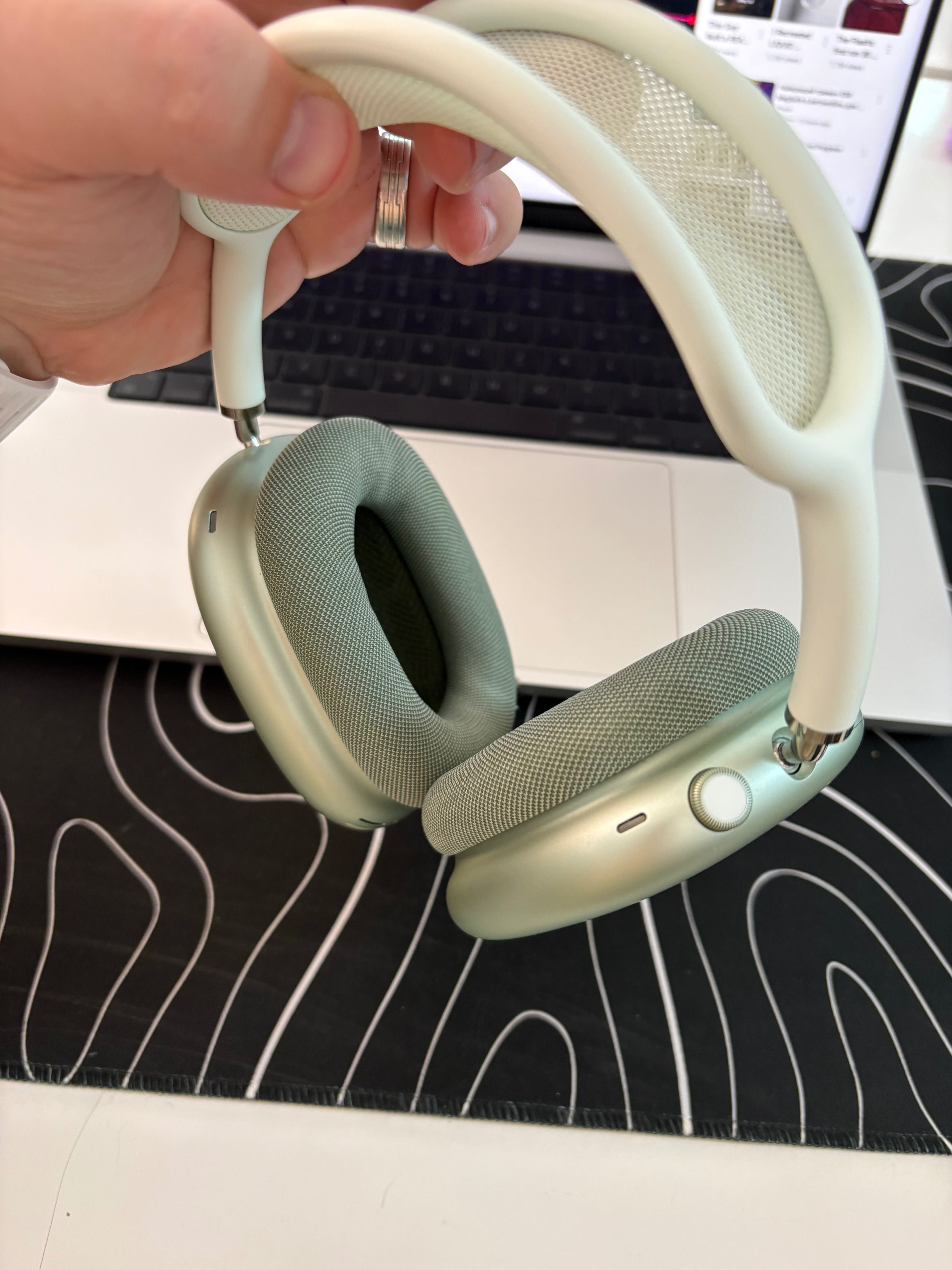 AirPods Max (1-го поколения) в зелёном цвете.