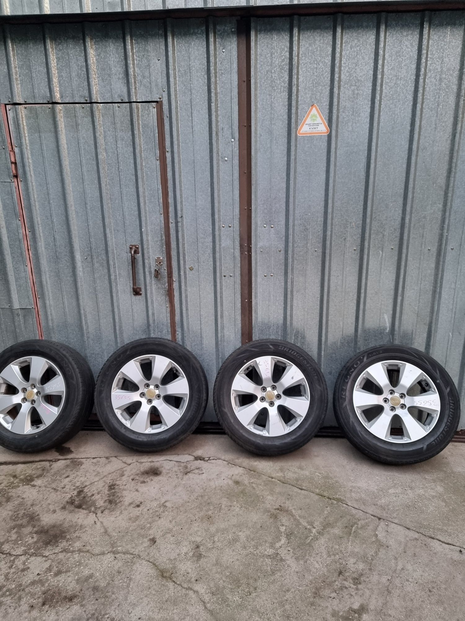 Диски R17 с шинами на Subaru Outback.