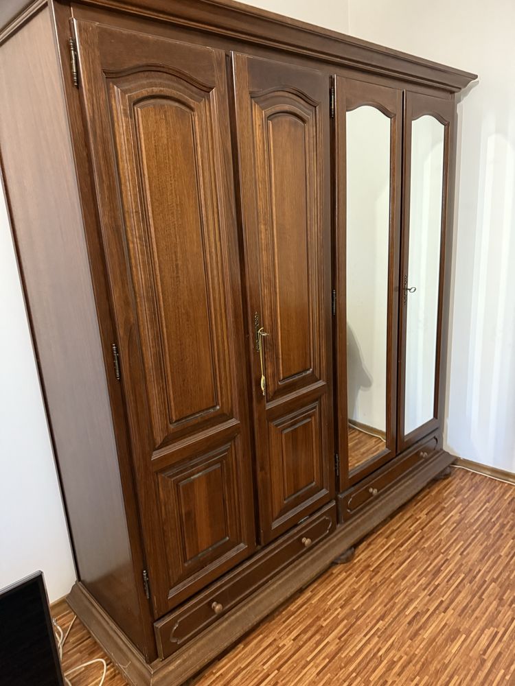 Шкаф платяной, из чистого дерева