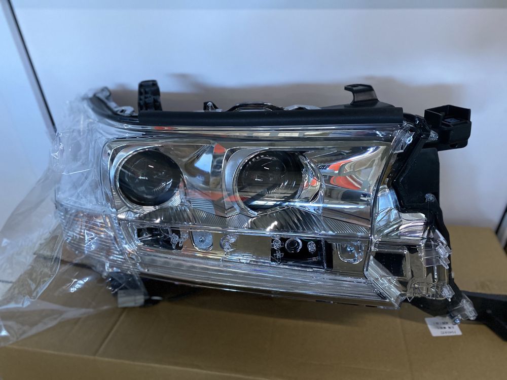 Комплект фары Toyota Land Cruiser 200