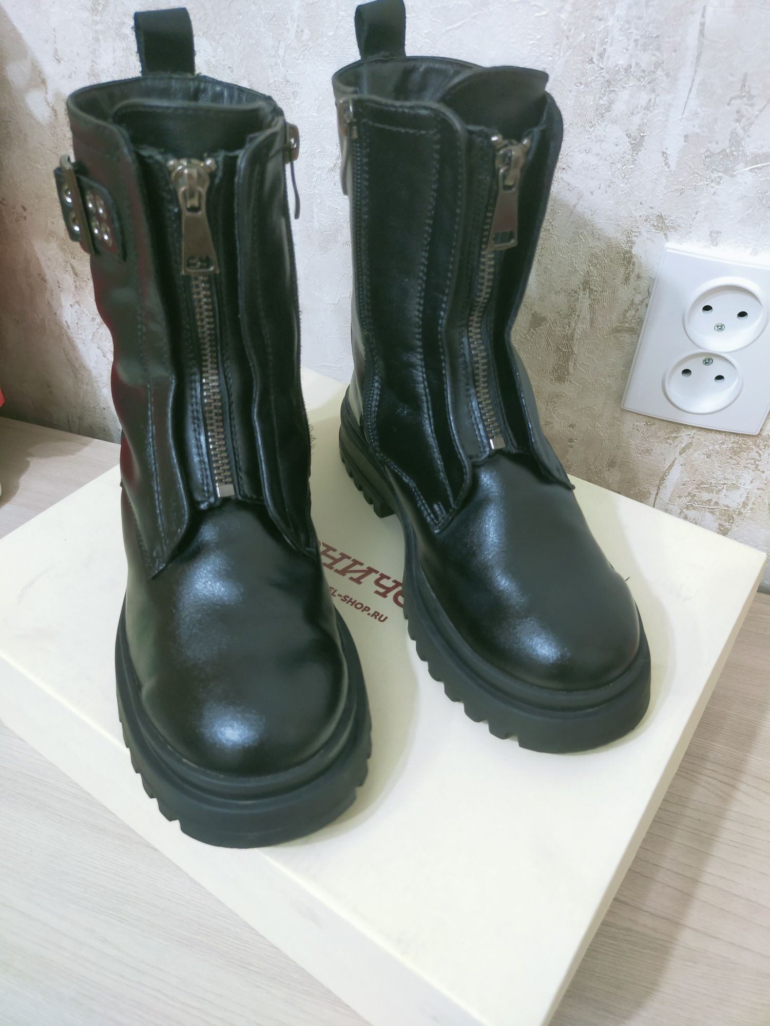 Продам детские зимние сапоги