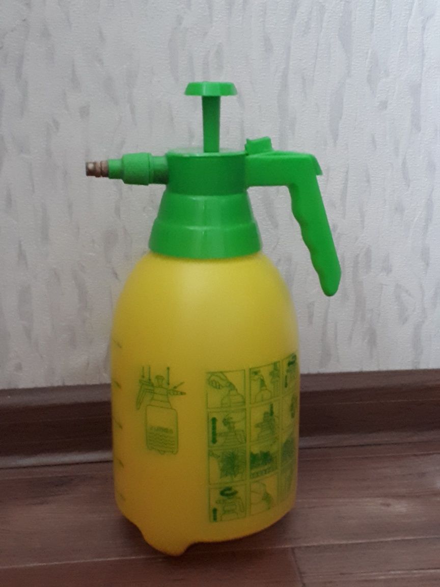 Горшки для цветов и опрыскиватель