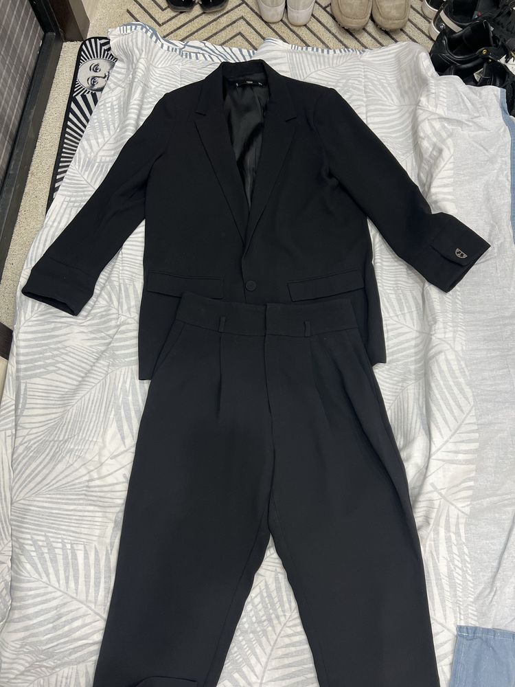 Костюм Mango брючный .M-L размер .
