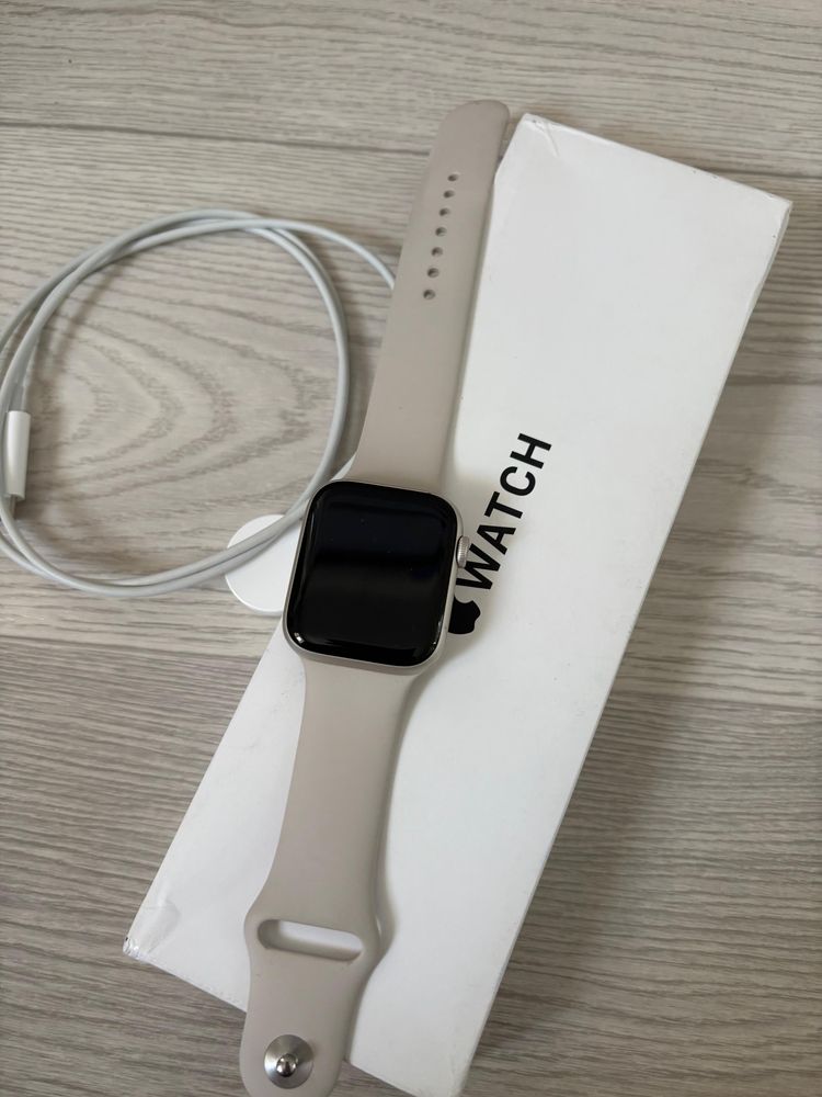 Продам Смарт часы Apple Watch 44 мм, цвет бежевый.