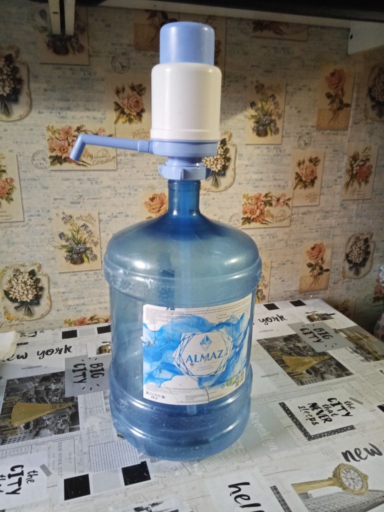 Продам бутыль 19 литров и помпа